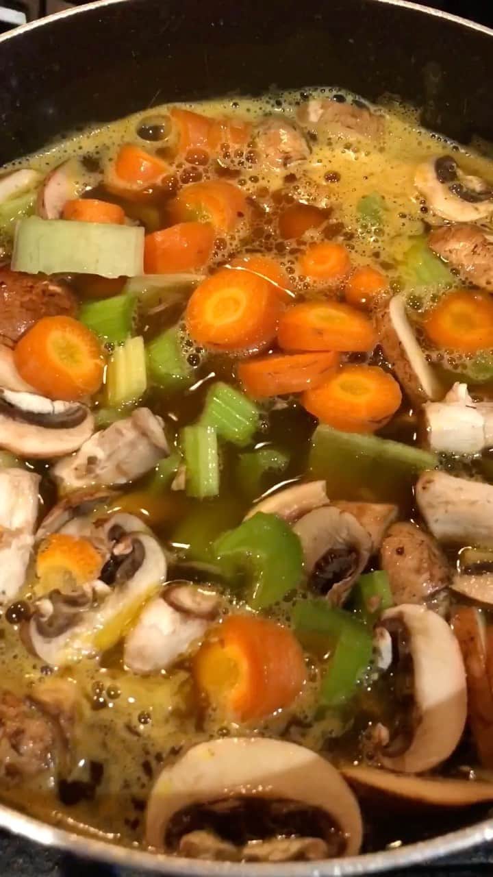 マニー・サンティアゴのインスタグラム：「One of my fav things to make on a cloudy day is SOUP! So like grandma we going to make it from scratch and with love 👵🏽💓 Steps: Preparing The Broth: (Taste As You Add) Water ⚗️ Keep The 🔥 Below Medium Sesame Oil(Can use olive) Soy Sauce Curry Powder Cayenne Powder Adobo Seasoning Chopped Onion Stir It Up 🔄 Put 🔥 On Medium As For Veggies, Pick What You Like Also You Can Add Quinoa, Any Type Of Bean & Noddles or Pasta(Which Ever You Prefer) 🔪 Chop Them Up Add Veggies To The Broth & Put 🔥 On High Set the ⏲ For 8-10min & Let it Cook Use the 10min Wisely As Did I 🤣 Shut Off 🔥 Serve Yourself & Guest 🍜s Put A Movie On & Enjoy LETS GO, Are You Not Entertained!」