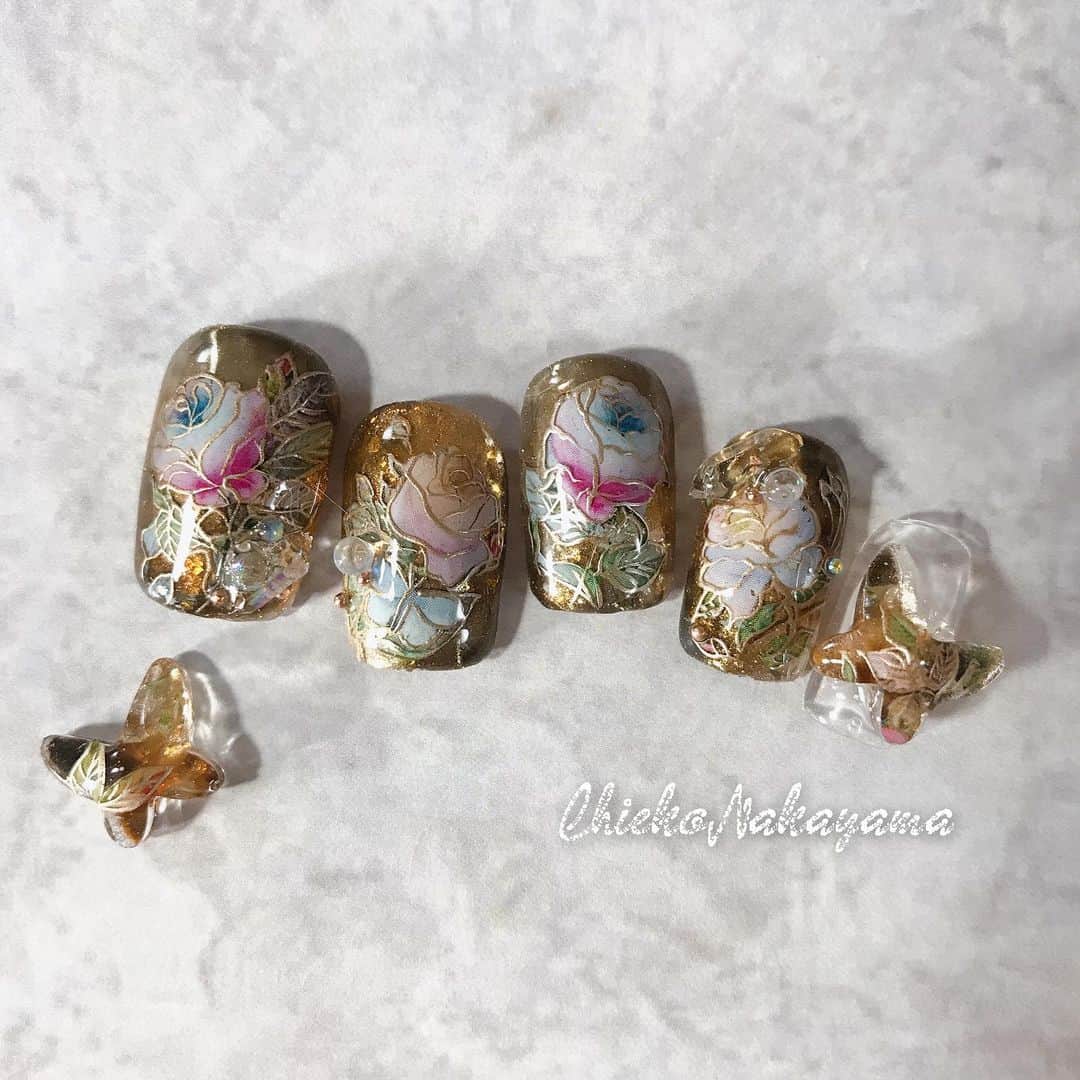 なかやまちえこのインスタグラム：「先日のインスタライブでのネイルを5本組にしました🦋⠀ @pregelofficial MUSE スフィンクスゴールド、ex Cacao、Coffee drop Miller powder、シリコンモールド @prexyofficial ホイル、オーロラシャボン、メタルブリオン  @bettygel ザ・ホイルジェル @kimagure_cat_whim リキッドメタルゴールド #nail #nails #nailart #ネイル #美甲 #ネイルアート  #japanesenailart #manucure #japanesenails #manicurist #gelnails #أظافر #네일아트 #미용 #vẽmóng #ngườiđẹp  #เพ้นท์เล็บ #искусствоногтя #artedeuñas #เพ้นท์เล็บเจล #ジェルネイルデザイン #ネイルデザイン #senikuku #nagelkunst #アンティーク #antique #和ネイル #japanesenails」