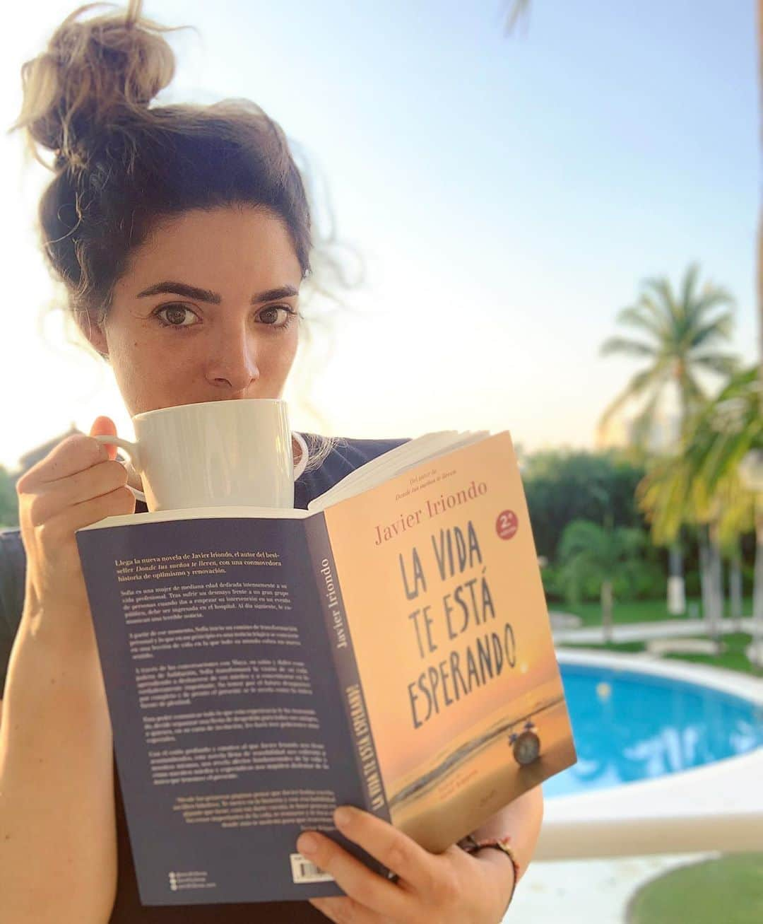 ギャビー・ロペスさんのインスタグラム写真 - (ギャビー・ロペスInstagram)「Buenos días ☀️ everybody. What are you guys reading these days? 🦁Lion hair everyday🤪 ••• Hola mi gente bonita!! Que leen estos días? Yo les recomiendo LA VIDA TE ESTÁ ESPERANDO - Javier Iriondo @jiriondo1 Librazazo 📚😍 Justo para estos días!」4月17日 0時55分 - gabylopezgolf