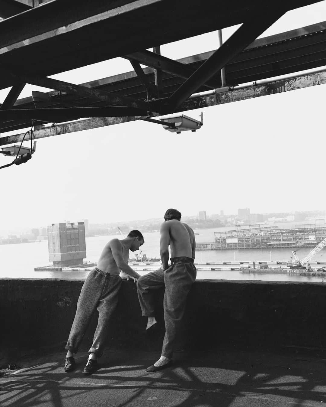 ブルース・ウェーバーさんのインスタグラム写真 - (ブルース・ウェーバーInstagram)「#NewYorkCity is a town of rooftops and reveries—I cant wait for lazy summer afternoons—when we can once again gather together with friends. ————— #NYC, 1995, for @luomovogue.」4月17日 1時05分 - bruce_weber