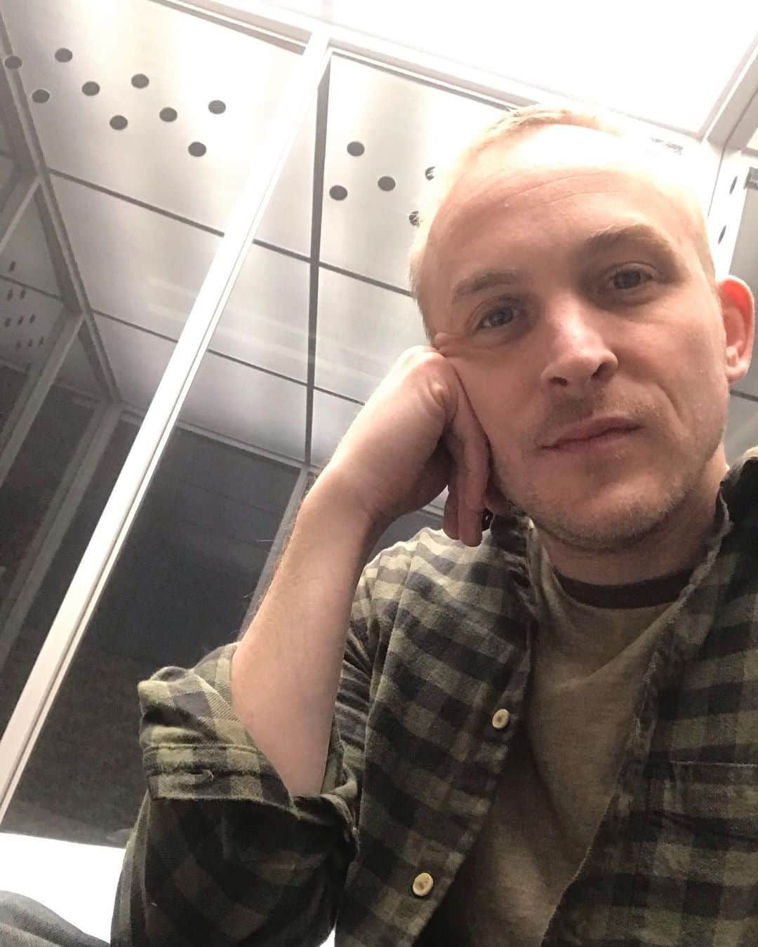 ロビン・ロード・テイラーのインスタグラム：「I was social-distancing all the way back in 2019. Thanks, Joe. #tbt @younetflix」
