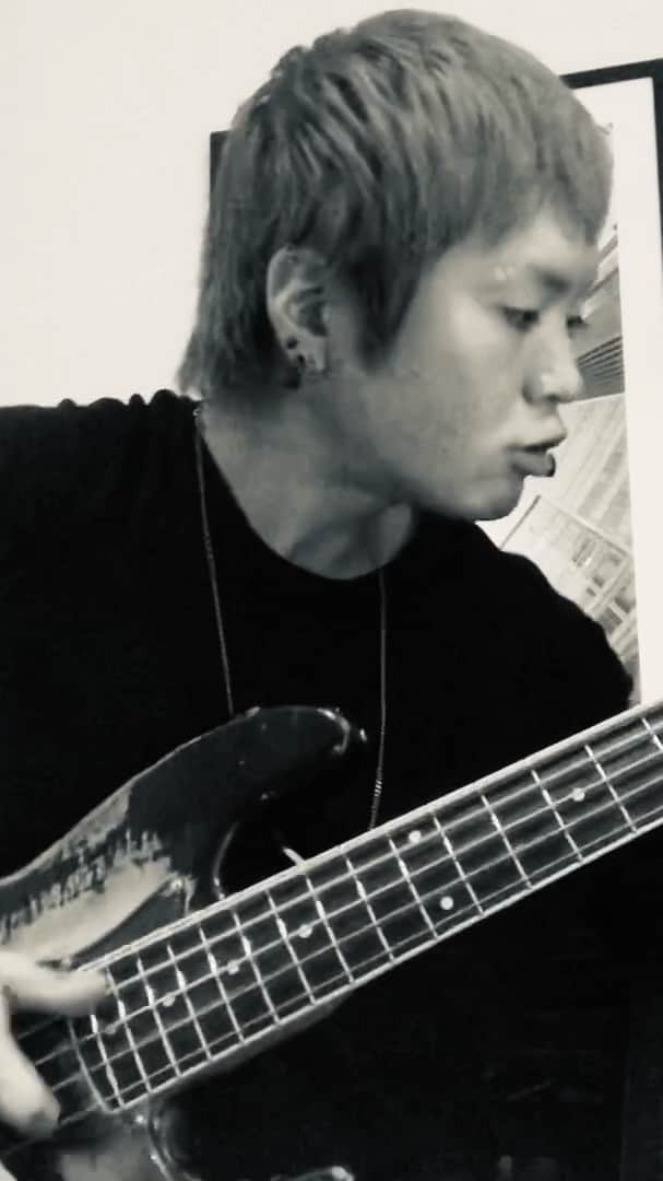 辻村勇太のインスタグラム：「ジャズギタリストで友達の宇田君@shiitadau からソロつなぎのバトン受け取ったので新しく手に入れた5弦でバッドパラドックス弾いてみた！ このバトンはセッション仲間でもあるフレデリックのドラム武@takeru_drums に繋ぎます！！ よろしく！！ #ソロつなぎ #ソロではない笑」