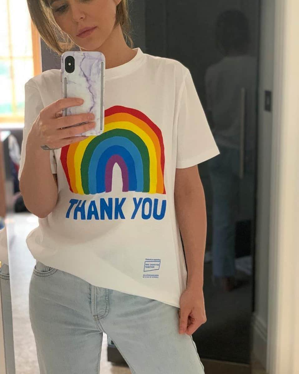 シェリル・コールのインスタグラム：「Thursdays at 8pm is firmly becoming what I look forward to most each week! I’m so happy to be supporting clap for our carers who are raising funds for our incredible NHS staff, there are no words to thank you all for everything you’re doing and continue to do, thank you from the bottom of my heart 💛👏🏼🌈😩✨ head to my stories now for a swipe up so you can support and get your own t-shirt. All proceeds from the sale goes directly to NHS Charities Together ☺️✨」