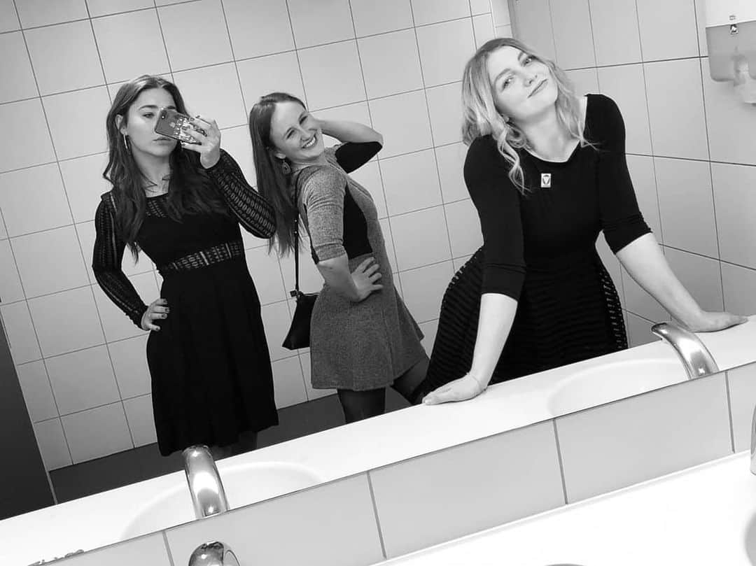 ハンナ・シューベルトのインスタグラム：「Miss dressing up and taking stupid mirror pictures with these girls😔💔 . #tb to the @austriaclimbing gala night one year ago...」