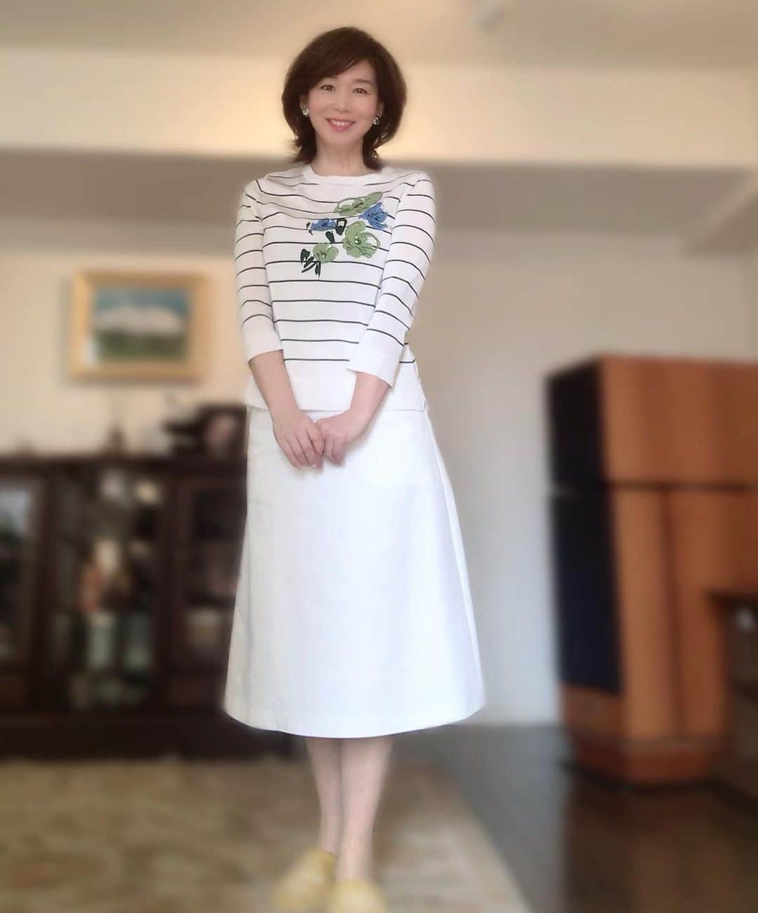 伊藤聡子さんのインスタグラム写真 - (伊藤聡子Instagram)「ひるおび！も自宅からのSkype出演になりました。 衣装は上半身しか見えなのですが、全身で見るとこんな感じで爽やかなボーダー&お花のニットに白のスカートだったのでした😂 自宅にこもっていても、素敵なお洋服を着るとシャキッとして気分が上がりますね😆 元気に過ごすコツかも？！ #ひるおび#リモートワーク#hanaemori#ボーダーニット#伊藤聡子」4月17日 1時44分 - satokoito73