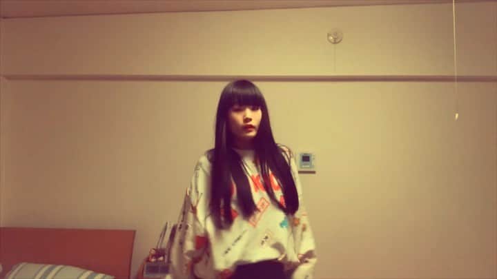 新野彩乃のインスタグラム：「. . 🌙Choreography▶︎ @maguro149.5cm . 🎧Music▶︎夜に駆ける-YOASOBI @ayase_0404 . . 珍しくハッピーソングで踊りました。笑 #dance #handsperformance #voguer #vogue #yoasobi #おうち時間 #自粛期間 #強化期間 #stayhome #HIKARIfamily」