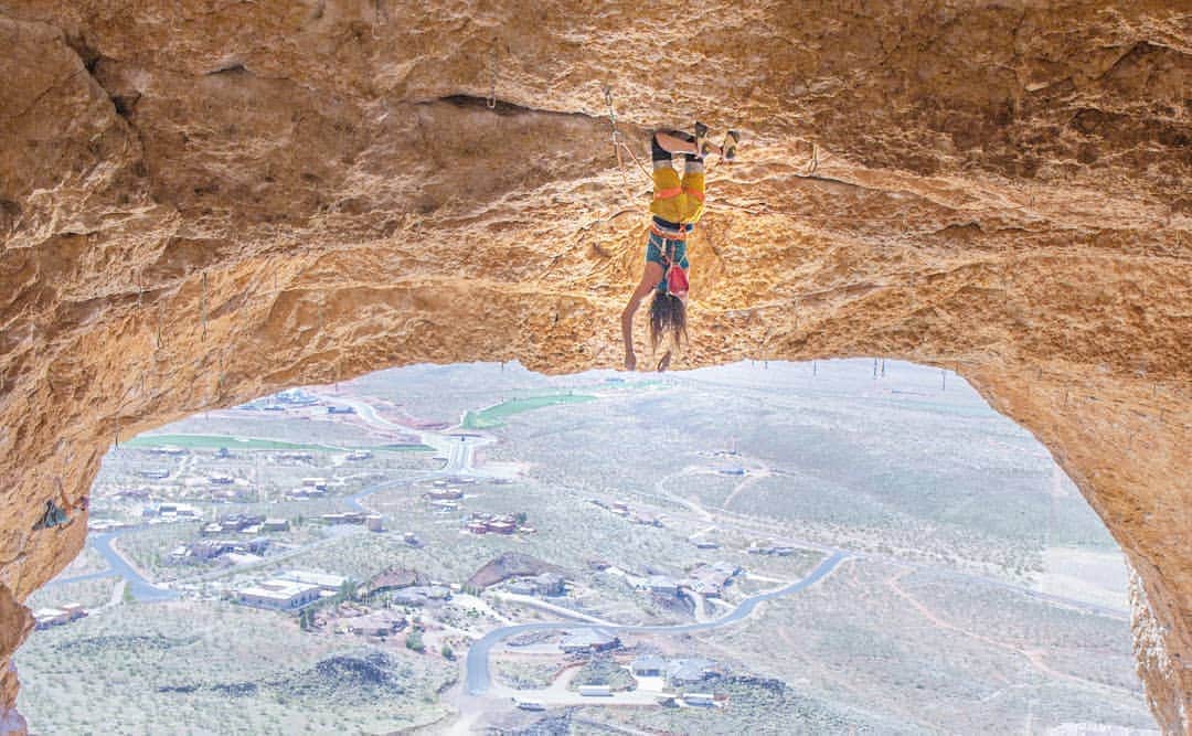 シャーロット・デュリフのインスタグラム：「Vlog 106 (link in my bio) on @epictvclimbing is about the last proper rock climbing action we had with @joshlrsn , and even if we were not together, it was a good one!  On my end I discovered the mega Hurricave in Southern Utah with my friend @heatherlweidner (pictured here), where I ticked "Killer Bees" 5.13d / 8b and "Killer Z" 5.14b / 8c 🐝  Josh was in Switzerland with @jonglassberg literally just before they got into lock down, and they toured probably the best V11s out there 🏔 ⚠️ Spoiler alert : a lot of Lulu in this one 🐶😍 . @mountainhardwear @petzl_official @eb_climbing @volxholds @luxov_connect // @coldhousemedia」