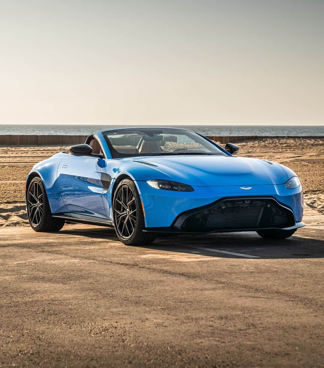 アストンマーチンさんのインスタグラム写真 - (アストンマーチンInstagram)「From all of us at Aston Martin, thank you to all our healthcare workers. We're making it blue for you.  #MakeItBlue #ClapForCarers #astonmartIN 📸: @astonmartinbeverlyhills」4月17日 2時00分 - astonmartin