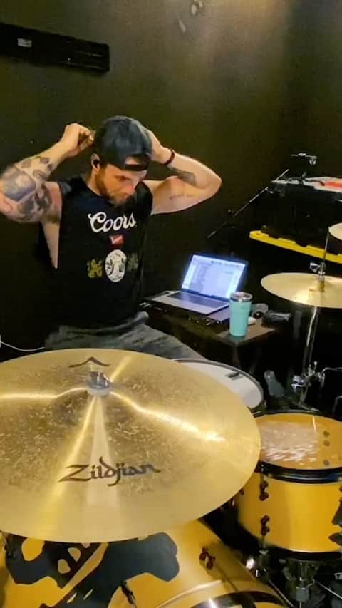 リアン・ドーソンのインスタグラム：「ooo baby this one is a doozy. a fun doozy, but still a doozy. doozie? not sure, hope you enjoy it. definitely rushed the click a bit but i was excited it’s a fun song gimme a break. @alltimelow」