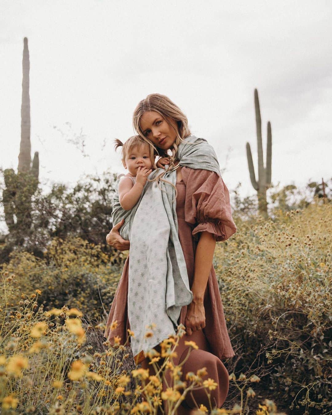 Amber Fillerup Clarkさんのインスタグラム写真 - (Amber Fillerup ClarkInstagram)「Blooming desert 🌼🌵 I absolutely love carrying my babies and love what @taylergolden does with @wildbird! I have quite the collection of Wildbird slings because they have so many pretty prints and fabrics and they are so comfy cozy you feel like you’re snuggling your babe! We are doing a giveaway with @daehair and @wildbird if you’re interested head over there! 💕」4月17日 2時11分 - amberfillerup