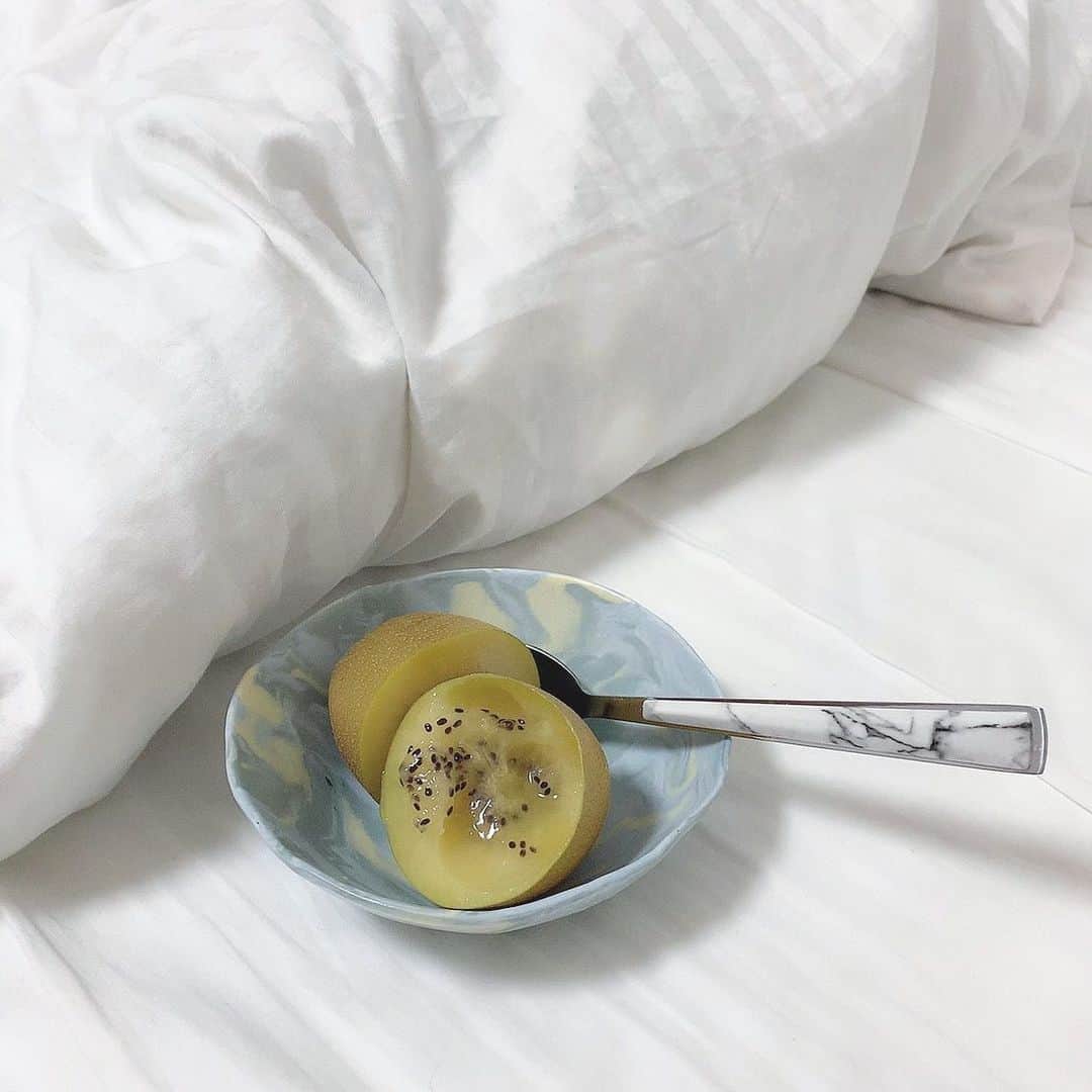 越智ゆらの（ゆらゆら）さんのインスタグラム写真 - (越智ゆらの（ゆらゆら）Instagram)「最近のハマりものキウイ。﻿ お皿は1月に韓国で買ったお気に入りで、スプーンは100均🥄🥝﻿ ﻿ #kiwi #fruits #stayhome」4月17日 2時14分 - yula1018