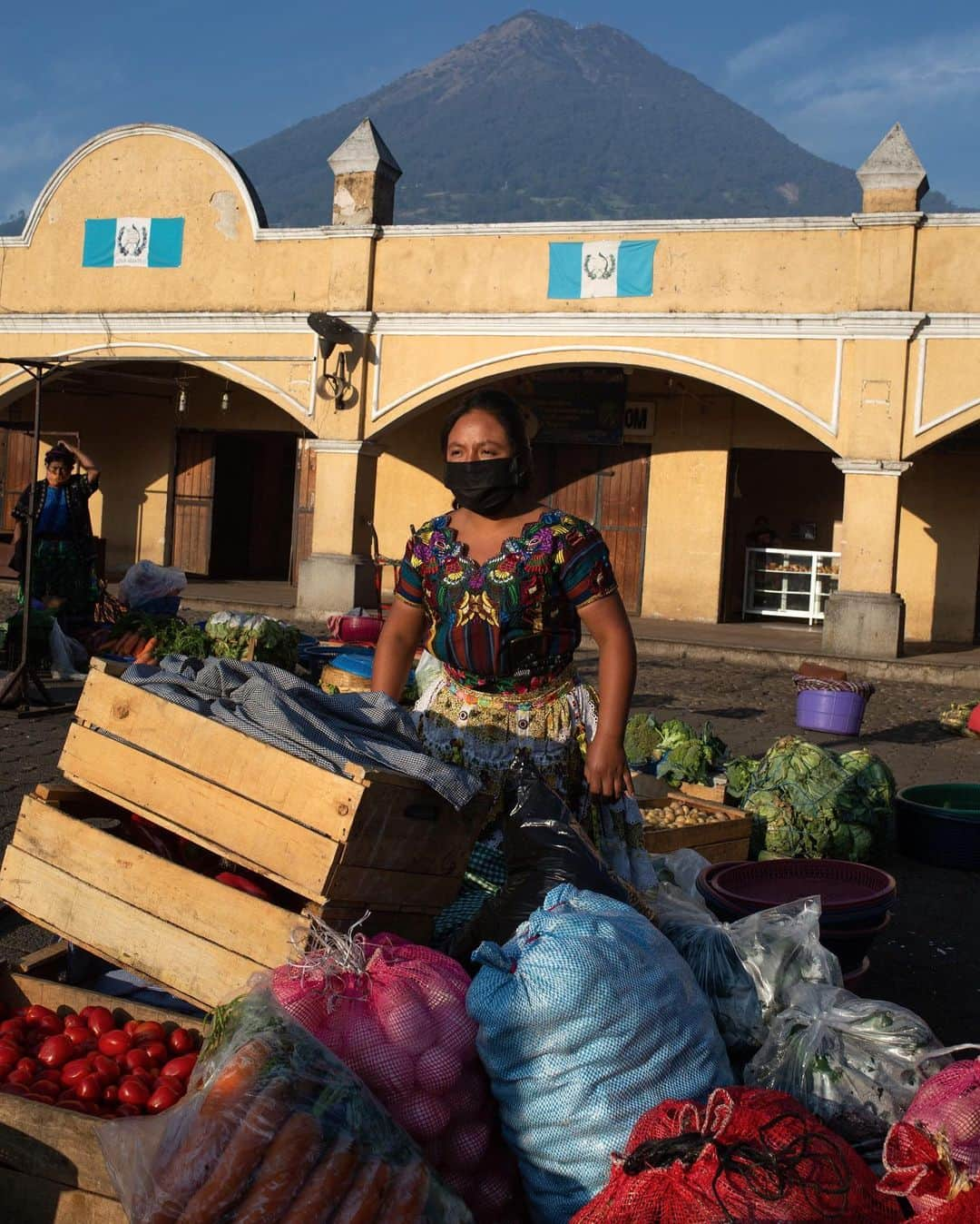 Vogueさんのインスタグラム写真 - (VogueInstagram)「During Holy Week, the volcano-surrounded Antigua Guatemala becomes the epicenter of elaborate and fervent celebrations. The UNESCO World Heritage colonial town and its adjacent villages are known for their Lent and Holy Week celebrations: sawdust carpets are laid out for massive floats, carried by so-called cucuruchos—faithful Catholics in purple-and-white hooded tunics—throughout town to mark the path of the processions. It’s a vibrant time; the town is packed, and people are out on the street at all hours.  But during Holy Week this year, Antigua looked different. Since March 23, Guatemala has been on a strict 4 p.m. curfew in order to control the spread of COVID-19; the government canceled all Holy Week celebrations as a preventive measure.  Tap the link in our bio to see how the faithful found ways to hold on to religious traditions and adapt as best they can. Photographed by @mimundo_org」4月17日 2時23分 - voguemagazine