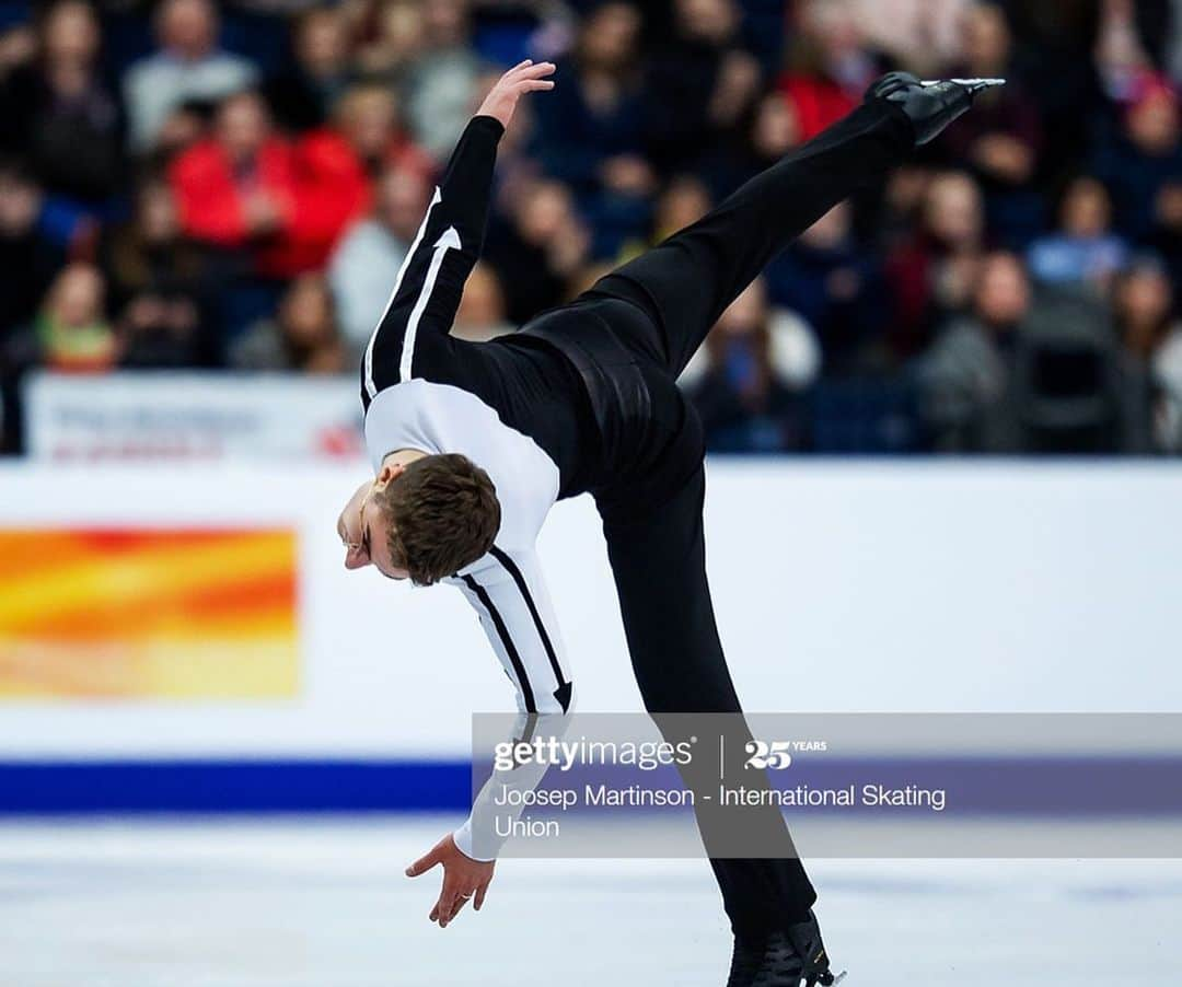 マッテオ・リッツォさんのインスタグラム写真 - (マッテオ・リッツォInstagram)「#tb n.3 Inizio 2019, Minsk (Bielorussia)  Veramente un momento magico della mia carriera, quella medaglia di bronzo ai campionati europei è stata semplicemente una bellissima favola che vorrei rivivere presto, e spesso❤️ Ma chissà cosa stava dicendo @javierfernandezskater e cosa stava guardando @alexander.samarin ? Io nel dubbio ero in posa 📸 • • #figureskating #europeans #javierfernandez #spain #russia #italia #italiateam #podium #fun #pattinaggiosughiaccio」4月17日 2時33分 - matteorizzoo