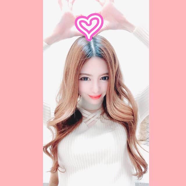 のインスタグラム：「♡ 誕生日に初の17(イチナナ)ライブありがとうございました☺️ おかげ様で素敵な誕生日を迎える事ができました💓 また17ライブ遊びに来てね！ 20代の時より30代の今の方が楽しい♬✨ 歳を取ることは昔は怖かったけど、今は怖くなく、むしろワクワクしてます💡 今という時間を大切に日々過ごして行きたいと思います！  皆さん本当にいつもありがとうございます❤️ . April 16th was my Bday🎂 Thank you for always supporting me!! . #栗林里莉 #ririkuribayashi #japanese #mybirthday #17live」
