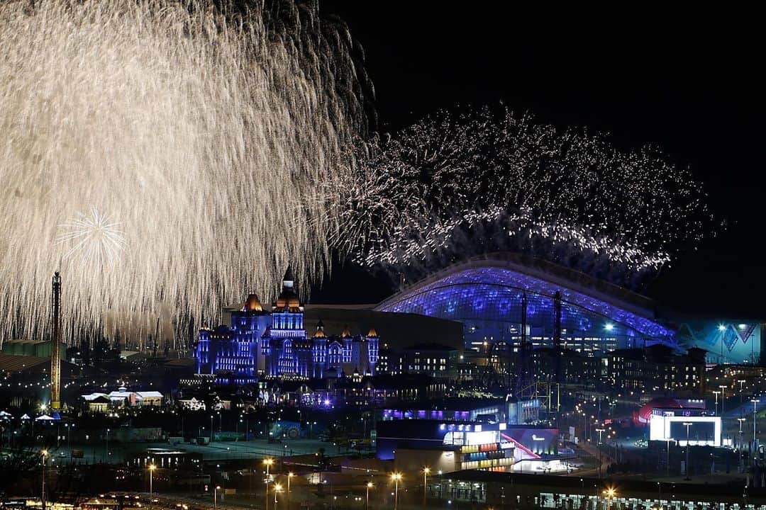 オリンピックチャンネルさんのインスタグラム写真 - (オリンピックチャンネルInstagram)「The Sochi 2014 Ceremonies were spectacular: fireworks, ballet dancers, and one HUGE teddy bear!⁠⠀ ⁠⠀ 🔴 Tune in for non-stop Olympic Ceremonies in the link in bio.」4月17日 2時46分 - olympicchannel_x