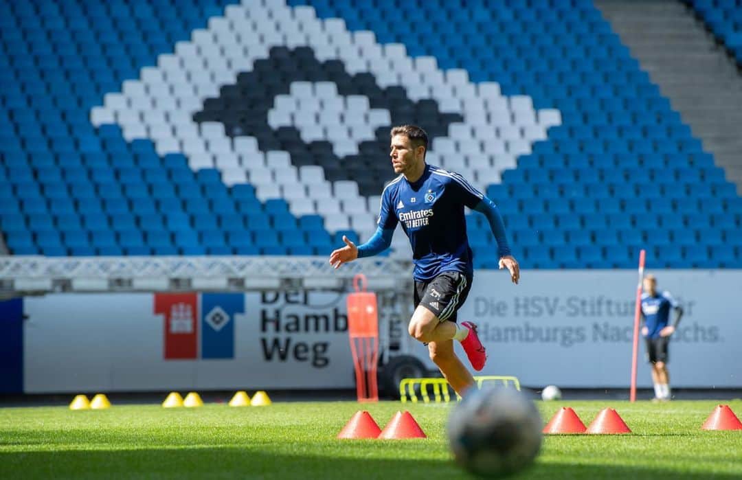 ハイロ・サンペリオのインスタグラム：「📸Indescribable feeling return to the field, @hsv! 😍 #BeXtreme . ❌Always respecting safety measures❌ #StayAtHome #Nurzusammen」