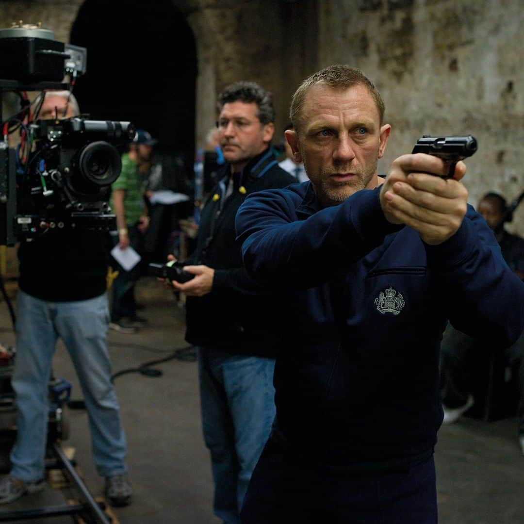 James Bond 007さんのインスタグラム写真 - (James Bond 007Instagram)「Daniel Craig shoots Bond’s markmanship evaluation scene at the makeshift MI6 HQ in SKYFALL (2012). FYI he doesn’t pass…  #DanielCraig #007 #JamesBond #Skyfall」4月17日 3時00分 - 007