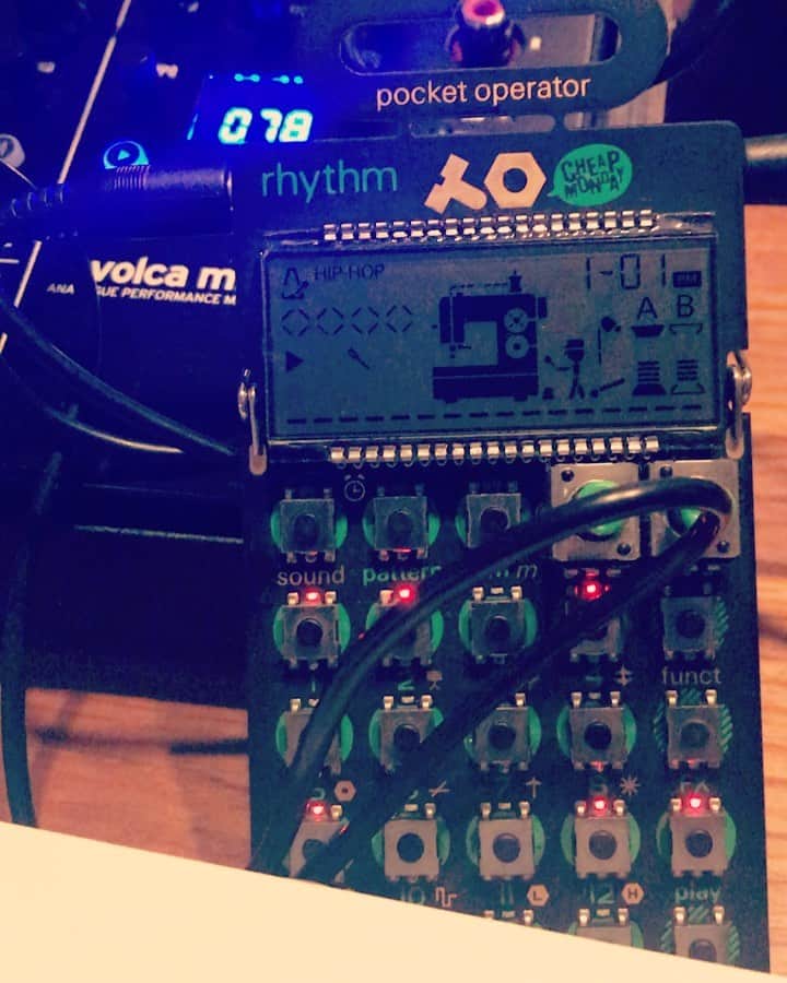 井手大介のインスタグラム：「Midnight jamming. Feel like dub #stayhome #synthjam #korgvolca #pocketoperator #po12  #volcakeys #volcanubass #volcafm」