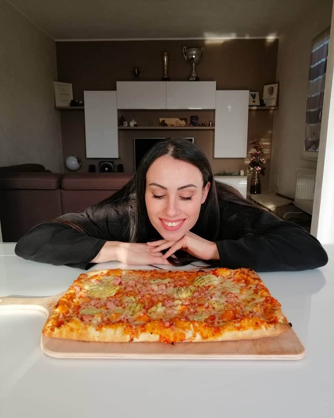 バネッサ・フェラーリのインスタグラム：「#iorestoacasa 🏠 e questa sera sono curiosa di provare il nuovo gusto Italpizza, salsiccia e patate.😋🍕 Per poterlo provare anche voi guardate le mie stories😍 #italpizza #italpizzalover #adv #vanessaferrari @italpizzaofficial」