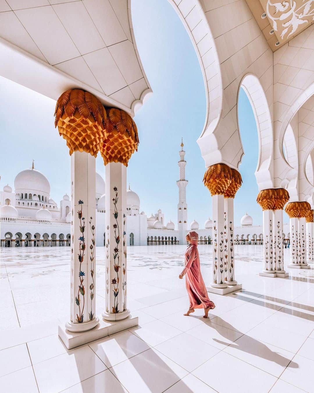 Izkizのインスタグラム：「I miss exploring beautiful corners of the world but I know I will appreciate places so much more when this is all over! 🕌 Dream now, travel later! This is the stunning Sheikh Zayed Grand Mosque in Abu Dhabi taken by my mum ♥️」
