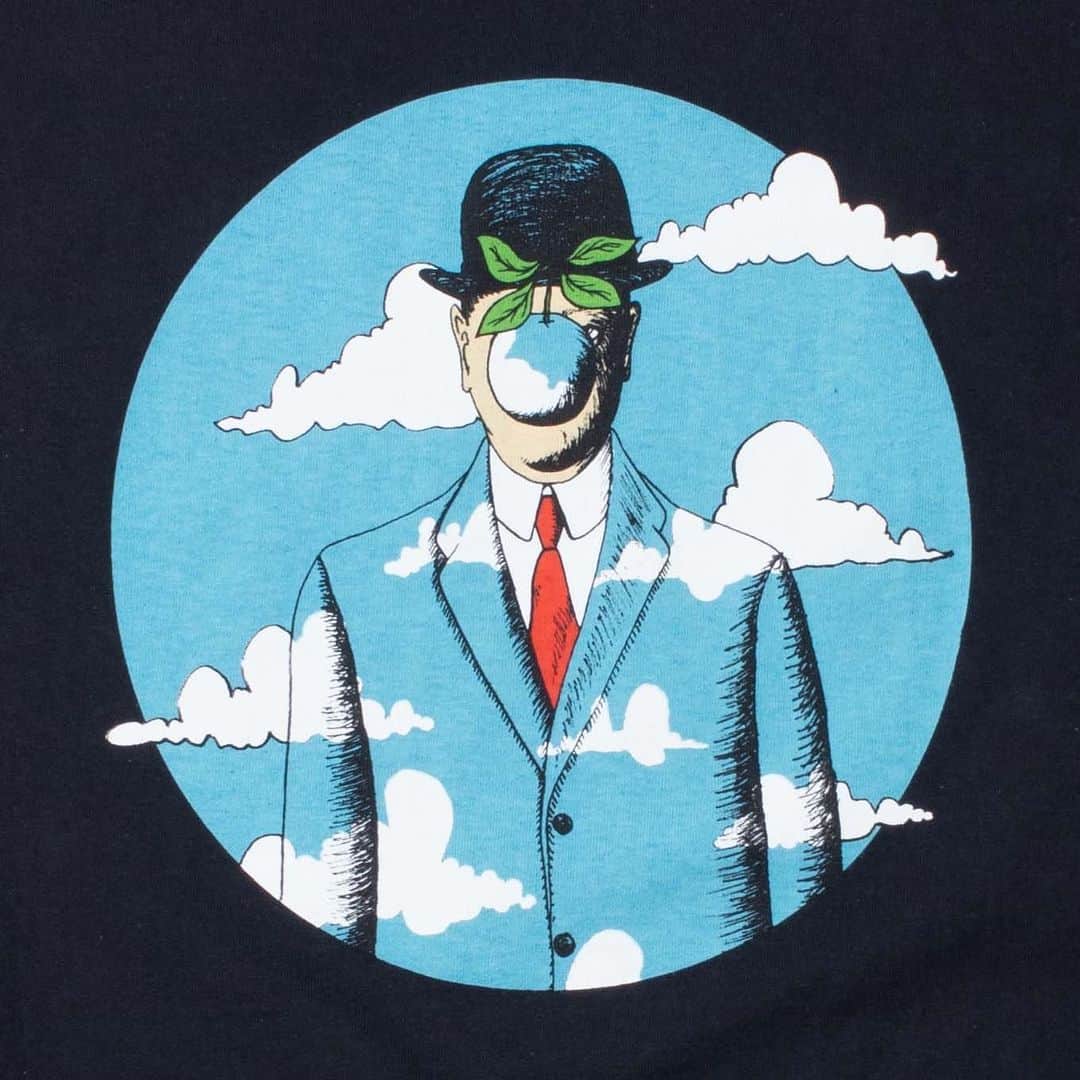 アルトゥルさんのインスタグラム写真 - (アルトゥルInstagram)「Our take on the Son of Man piece by René Magritte. Link in bio. |#altruapparel #urbanoutfitters」4月17日 3時35分 - altruapparel