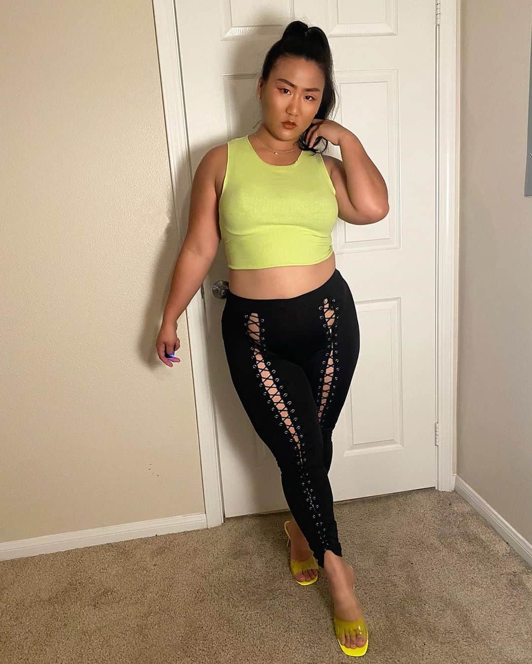 藤井美穂のインスタグラム：「“Miho you have only one wall! “ Yes. Then send me green screen from my wishlist 🤷🏻‍♀️ Shoes @shoedazzle  #shoedazzlepartner」