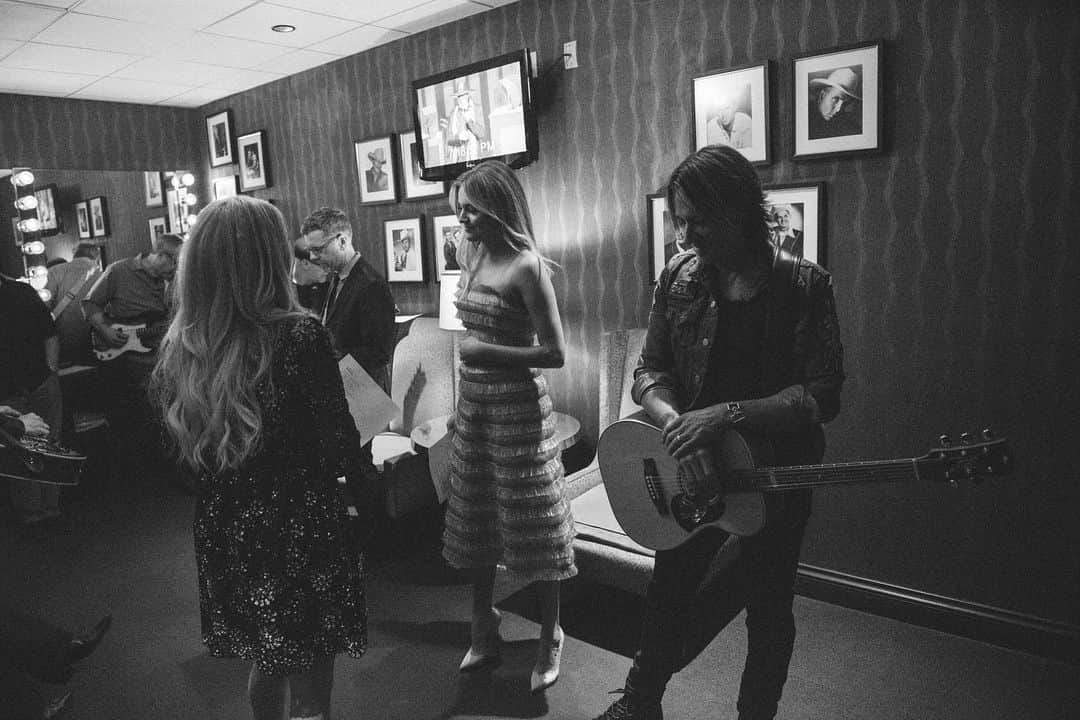 Kelsea Balleriniさんのインスタグラム写真 - (Kelsea BalleriniInstagram)「one year ago today @carrieunderwood inducted me as the newest member of the @opry family. it’s the greatest honor of my career and I can’t wait to get back in that circle and sing my heart out. happy opryversary. 🤍」4月17日 4時18分 - kelseaballerini