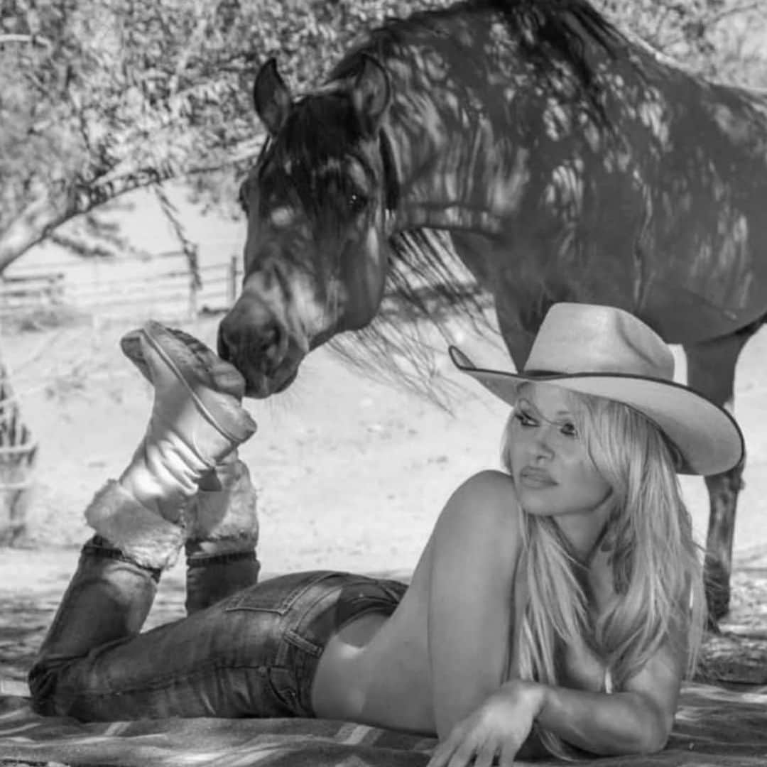 パメラ・アンダーソンさんのインスタグラム写真 - (パメラ・アンダーソンInstagram)「@returntofreedom  #spirit」4月17日 9時47分 - pamelaanderson