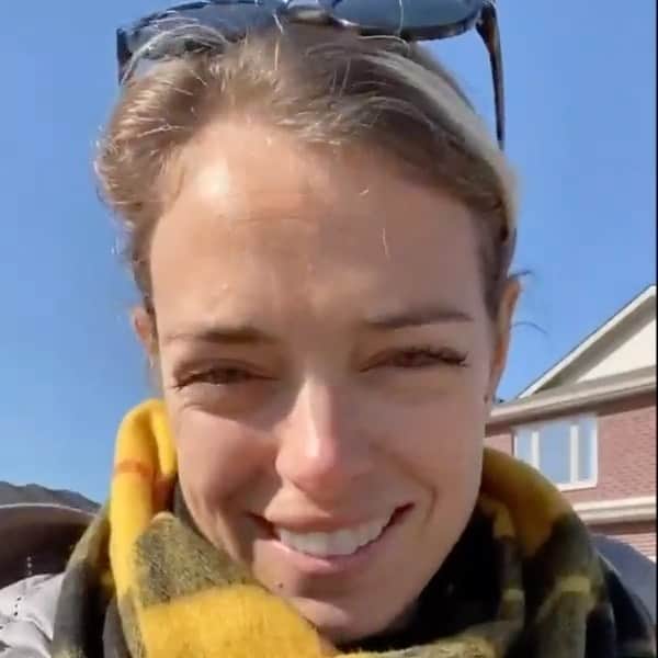 メリッサ・ビショップのインスタグラム：「Our normal lives have been thrown off; so let’s embrace the new normal and try to get a breath of fresh air every day. My daughter, Corinne, and I have fallen into routine of some outdoor time in the morning when the streets are bare. She’s been exploring puddles, noticing worms, birds, and all the exciting things spring has to offer. She must be watching me closely at work too, because she’s picked up running! @ToyotaCanada #TeamToyota #TeamCanada #ToyotaPartner」