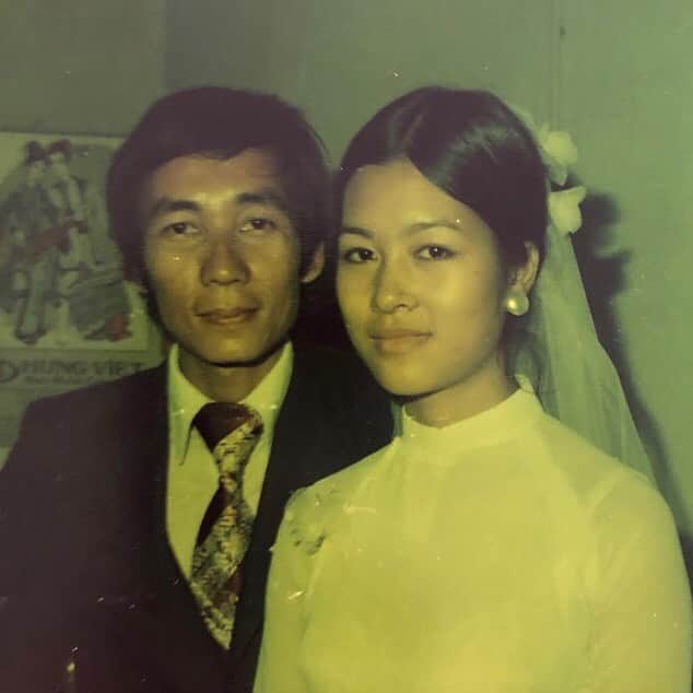 エイミー・ファムのインスタグラム：「i’ve always loved this photo of my parents. i’ve never seen it without the green tint because the photo is so old, but my dad just sent me the original. i’m so thankful for these memories of my mama. it’s how i keep her alive in my heart ❤️」