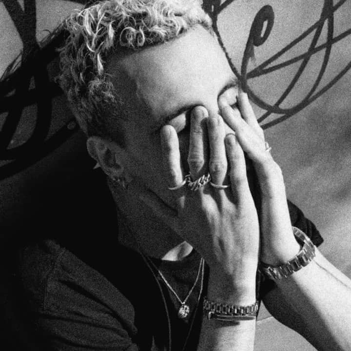フェイスのインスタグラム：「just uploaded prolly the shortest song (52 secs lol) ive ever written and never finished (maybe my first one about 💰) on my sc and igtv about something ive gone thru myself some yrs ago (swipe left for background story & lyrics). but with the economy being challenged rn it makes so much sense to share this one with u. and if u find urself or maybe people around u with some real money struggles hope this will give u/them some strength. link in bio #forthemoney 📸: @ayaphotographyla」