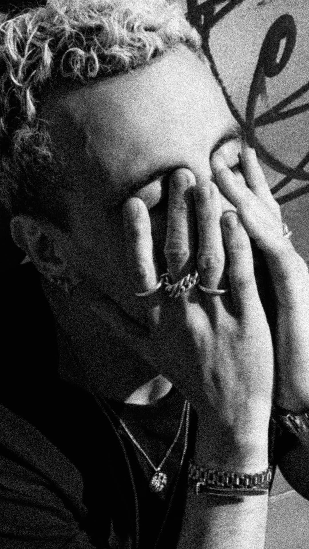 フェイスのインスタグラム：「listen on soundcloud: https://soundcloud.com/faisofficial/for-the-money  it was a time of real money struggles. i prioritized my goals and dreams over a normal job and paying bills but tbh its the best choice ive ever made cuz now i get to do what i love because of that investment i made.  so at the time (some yrs ago) it was such a life changing decision for me i wanted to write something uplifting and hopeful so i laid down some piano chords and came up with this idea. its short but to me it means a lot.  lyrics:  a couple of dimes in my pocket bills defining overdue guns firing shots, im falling no dodging bullets, no clue  and these moments are futures gold looking back feeling that weve lived and i know im gonna stay broke if i wont change a thing  we will pay for the money (for the money) cause we came for the money (for the money)  we will pay for the money (for the money) cause we came for the money (for the money)  for the money, for the money for the money, for the money」
