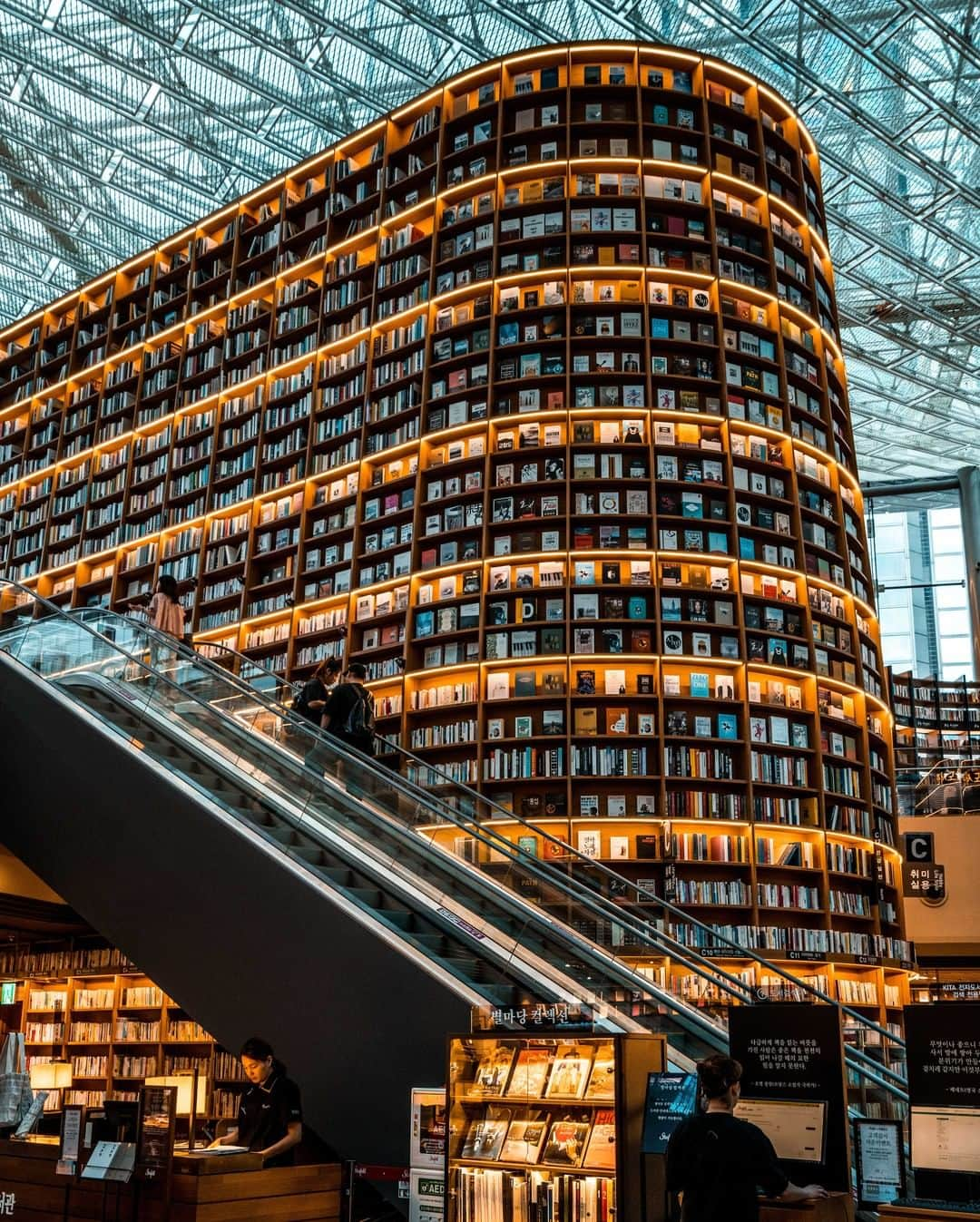 Rosetta Stoneさんのインスタグラム写真 - (Rosetta StoneInstagram)「"The COEX Library in Seoul, one of the most beautiful and interesting places you can pick out a book." - Alvaro Rojas (@wanderreds) 📚 📖 📕  What books are you reading while #stayinghome? . . . #rosettastone #books #reading #read #COEX #library #COEXLibrary #Seoul #Korean #SouthKorea #book #foreignbooks #foreignlanguages #languages #learnlanguages」4月17日 4時56分 - rosettastone