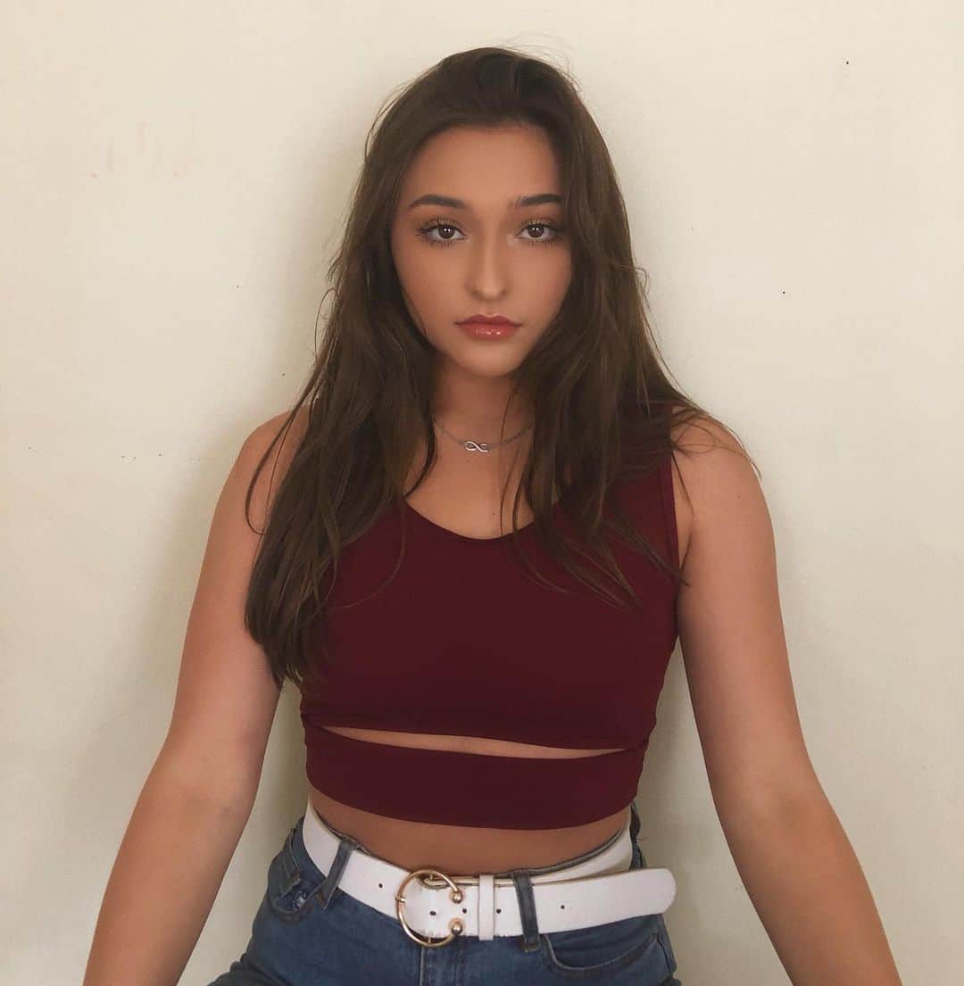 テイラー・グラブスのインスタグラム：「shop this top💖 @sheinofficial @shein_us http://shein.top/mkyn3ge  ID: 789488 CODE: SMC40 for 15% off  #SHEINgals #SHEINathome SHEIN now offers Afterpay, so you can shop the entire site and pay later in 4 interest-free installments.」