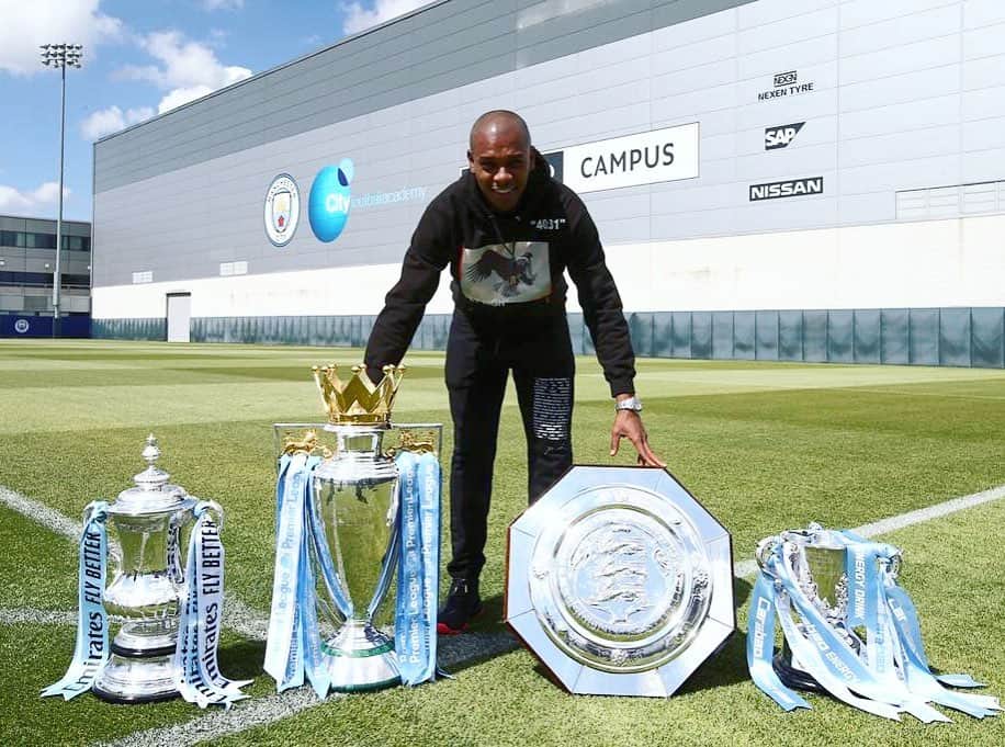 のインスタグラム：「Happy Birthday, @mancity 👏🏾👏🏾Thanks for the wonderful moments. I wish you many more years of glory. With love, Fernandinho #25.」