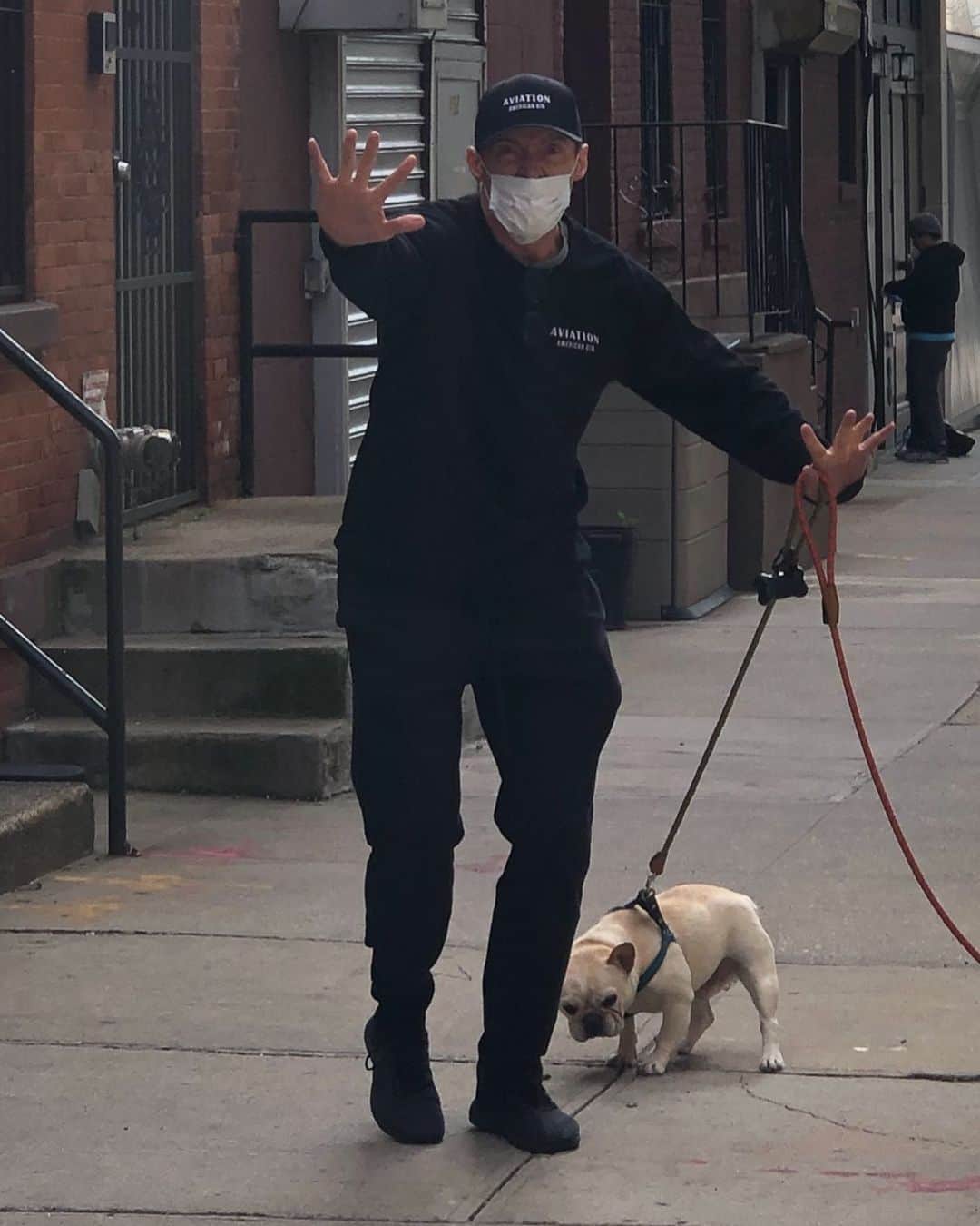 ヒュー・ジャックマンのインスタグラム：「Busted. I thought it best to share this before the paparazzi do. (In my defense ... it’s all that’s clean.)」