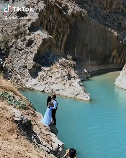 High Life Magazineのインスタグラム：「This is crazy! 😂 Would you do this on your wedding day? Credit: @davinci.vm 💍」