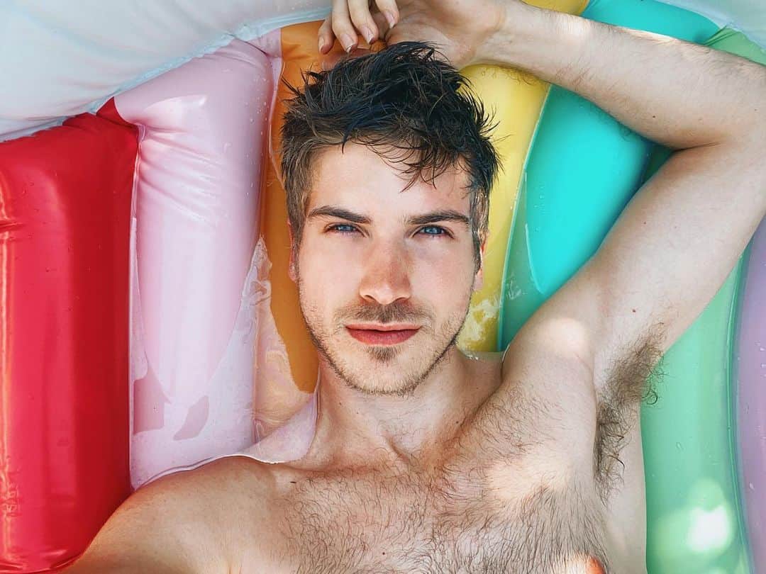ジョーイ・グレーセッファのインスタグラム：「I’m not quarantining I’m queer-a-tanning 🌈 drop me emojis of your favorite color 🩱🦕🦚」