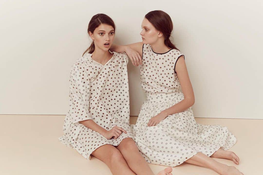 のインスタグラム：「SS16 sisterly love #RHIÉ」