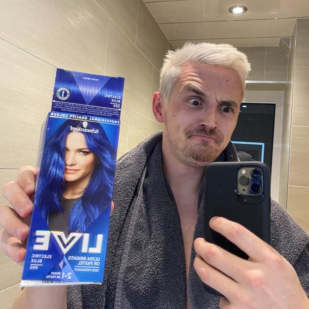 トム・キャセルのインスタグラム：「Oh dear oh dear.. 🤣 #BlueForNHS  Charity live stream will be starting tomorrow at 10 am 🤟💙 📡 Twitch.tv/Syndicate」