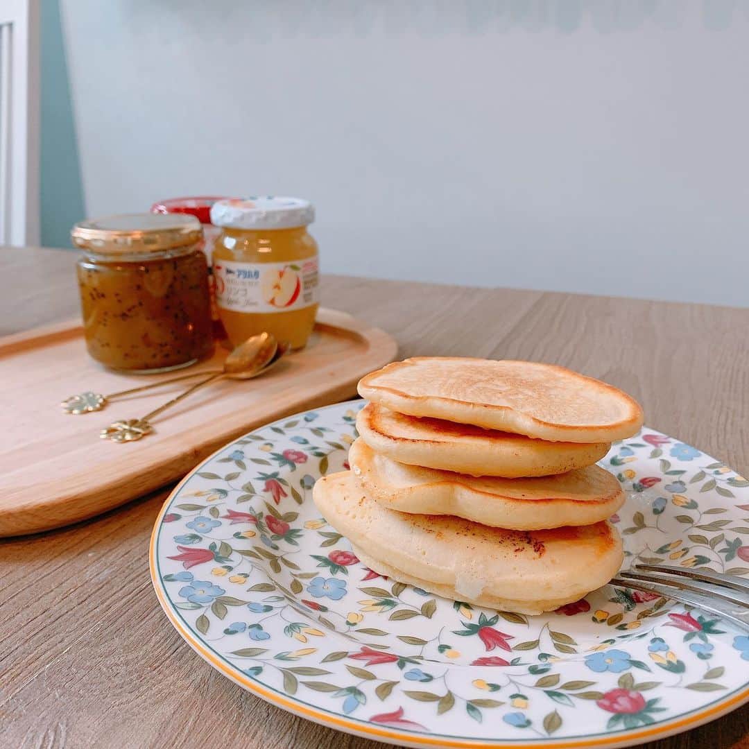 のインスタグラム：「#パンケーキ🥞 #ピザ 🍕 #クレープ 🍓 子供と#簡単クッキング 🍳 お米も研いでもらったりしたけど、 砂遊びと勘違いしてこぼしすぎなので却下😅 #子供とクッキング おすすめあったら 教えてください😌 . . . #おうち時間  #休園中の過ごし方  #休園中  #こどもとつくる  #こどもとあそぶ  #こどもとのじかん  #こどもとの日々  #こどもとクッキング  #makingpizza #pancakes🥞 #crapes #makingpancakes #cookwithkids」