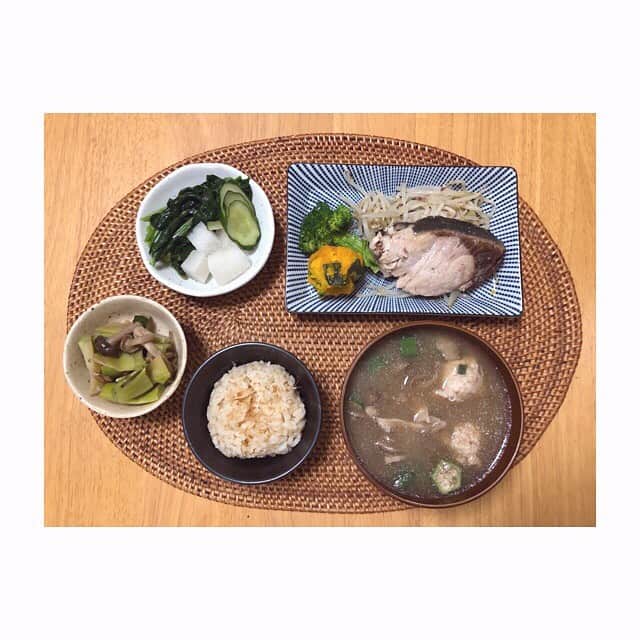 みのり(26)＠東京 ダイエットのインスタグラム：「朝ごはん . . ブリの塩焼き ブロッコリー かぼちゃ 酢漬け ほうれん草のお浸し ぶろの茎炒め 舞茸と昨日のつみれの味噌汁 玄米ごはん . . おっはよー！ 朝から盛りだくさん😹🍴 . . 今日もお仕事☺️がんばっぞー♡ . 笑ってこう！！！ . ◉ライザップ公認の紹介アンバサダーです。 〜紹介特典で、お安く入会できます〜 . ▶︎全国どの店舗でもOK ▷２週間のトライアルコースもあります(^_^)/ ▶︎カウンセリング予約前にご連絡ください . ◎入会やカウンセリングをお考えの方、 ご質問なども、DM✉️ください。 . ★トレーニング見学もできます★ . 📺RIZAP TVCM出演 🏅RIZAP BMG ファイナリスト2017.2018 . #rizap #ライザップ . #ダイエット #diet #レコーディングダイエット #ダイエッター #公開ダイエット  #朝ごはん #morning #糖質オフ #食べて痩せる #おうちごはん #食べる #糖質制限 #低糖質ダイエット #和食 #クッキングラム #自炊女子 #腸内環境 #食事管理 #栄養 #fitmeal #oneplate #cleanmeals  #lowglycemic #玄米 #まごわやさしい #豆皿」
