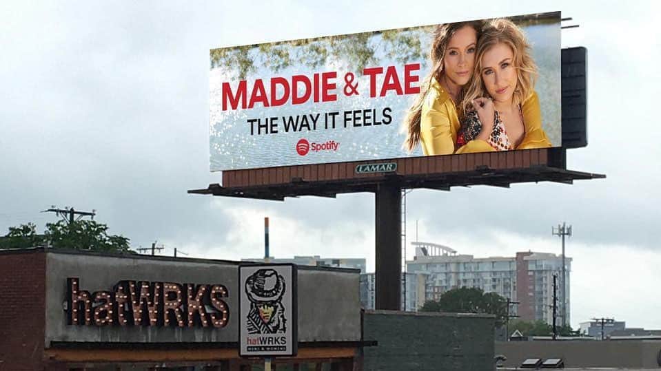 Maddie & Taeさんのインスタグラム写真 - (Maddie & TaeInstagram)「#TheWayItFeels to see this @spotify billboard? So special ☺️ Listen to our new album now at the link in story!」4月17日 6時43分 - maddieandtae