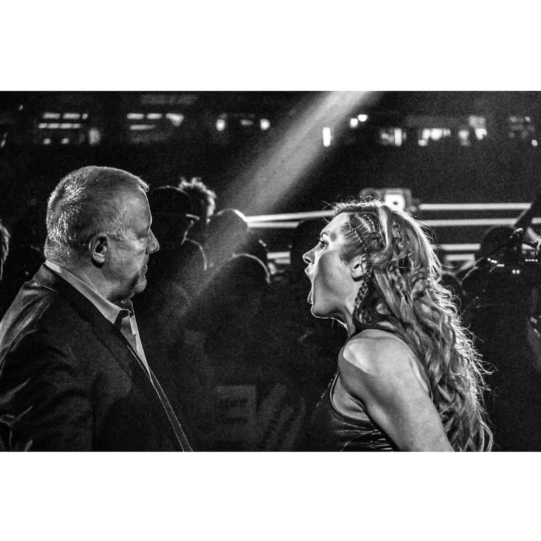 レベッカ・ノックスのインスタグラム：「Here’s a picture of me telling @ringfox1 how much I love him.」