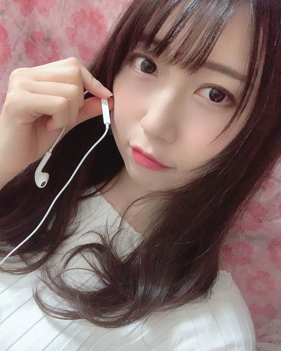 夏目樹里さんのインスタグラム写真 - (夏目樹里Instagram)「‎٩(*´︶`*)۶おはよ〜♬ ‎珍しく早起きしちゃった😂 ‎このあと眠くなりそう…😂 . . . ‎4/30まで販売中の、プライベート生写真💖 購入してくれた皆さんありがとうございます❣️ 今回も5種類すべて未公開カット👍 ‎まだまだ受付中です🤗💕 . → https://brightshop.stores.jp/items/5e8d768d2a9a4212eebe2fb7 （インスタはプロフィールURLへ✨） . . そして昨日は突然の #SHOWROOM 配信だったけど、遊びに来てくれた皆さん💖ありがと～ヾ(〃^∇^)ﾉ♪ . WiFi不安定で3度も入り直してしまった😫 もっと快適に配信できたら良いのになぁ〜😫 という気持ちでの自撮りを載せます(笑) . 今日も٩(๑>∀<๑)۶♥Fight♥」4月17日 6時49分 - juri_azure