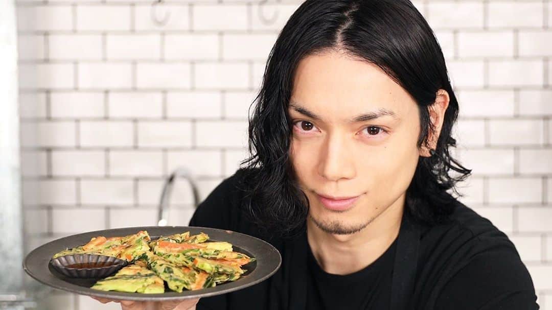 水嶋ヒロのインスタグラム：「Hiro-Meshi ☺︎ #22 How To Cook “GLUTEN-FREE KOREAN PANCAKE WITH FULL OF VEGGIES” Japanese Home-Style Cooking. #NewEpisode #22 #Uploaded #新エピソード #更新 #youtubechannel #hiromizushima #hiromeshi #ヒロメシ #水嶋ヒロ #野菜たっぷりグルテンフリーチヂミ #チヂミ #glutenfreekoreanpancake #koreanpancake #japanesehomestylecooking #家庭料理 #初心者 #beginner #BANZAIJAPAN #music #stayhome #cooking」