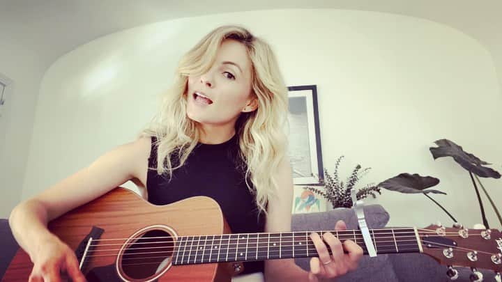 リンジー・ゴートのインスタグラム：「it’s far from perfect but i had to do my hair and makeup today anyway so i told myself “don’t think twice, it’s alright”  thank you @joshsiegelguitar for teaching this and feeding my @bobdylan obsession #cafecovidcovers #stayhome」