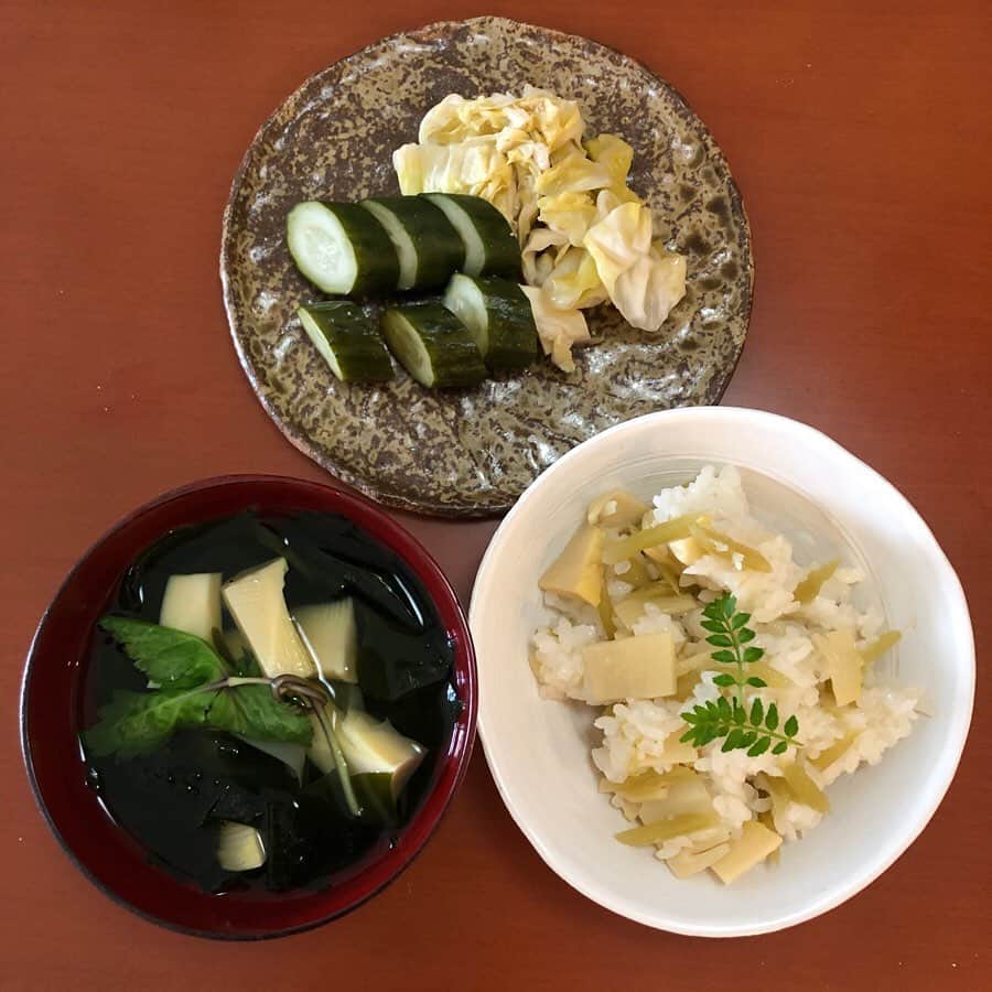 馬場典子さんのインスタグラム写真 - (馬場典子Instagram)「実家の小さな小さな庭で採れた蕗を使って竹の子の混ぜ寿司。母作。 #おうちごはん #ぬか漬け 続いてる✨」4月17日 7時02分 - baba_channel