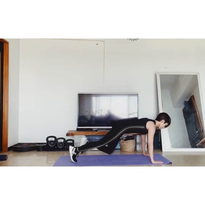金城優華のインスタグラム：「脂肪燃焼HIIT﻿ [インターバルトレーニング]﻿ ﻿ 4分間で脂肪燃焼スイッチON!!﻿ ﻿ ﻿ 一緒にカウントして出来る動画を﻿ YouTubeにアップしたので﻿ 運動不足解消したい!!﻿ 身体絞りたい!!!﻿ ﻿ そんな皆さま﻿ 一緒に#おうち時間﻿ エンジョイしましょう!!﻿ ﻿ ﻿ ＊コレは投稿用短縮版 ﻿詳しくは [YouTube]﻿ 金城優華 で検索☝︎﻿ (yuuka Kinjo)﻿ ﻿ ＊YouTube動画は見やすいようにリズムに合わせてますが﻿ やる時は全力で身体動かして下さい!!﻿ 脂肪燃焼交換高まります!!﻿ ﻿ ﻿ ﻿ #昨日の投稿消えてたので再投稿 ﻿ #金城優華﻿ #沖縄﻿ #ママ﻿ #モデル﻿ #パーソナルトレーナー﻿ #hiitトレーニング ﻿ #ボディメイク ﻿ #ダイエット ﻿ #workout﻿ #hiittraining ﻿ #tabata ﻿ ﻿」