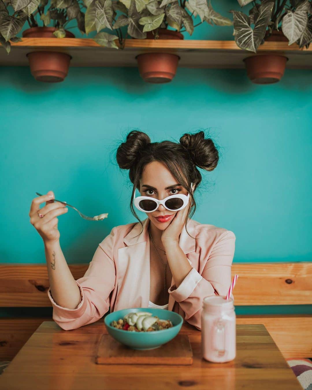 Katy Esquivelのインスタグラム：「Sunshine mixed with a little hurricane 🌪 En esta foto me veo como una niña traviesa 😜 . Ph: @ilustraaron Styling: @tiararomann」